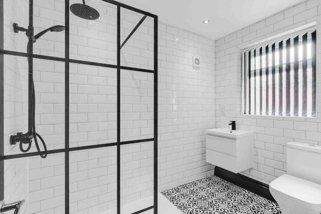 4 Bedroom Stylish Location Villa Liverpool