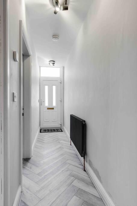 4 Bedroom Stylish Location Villa Liverpool