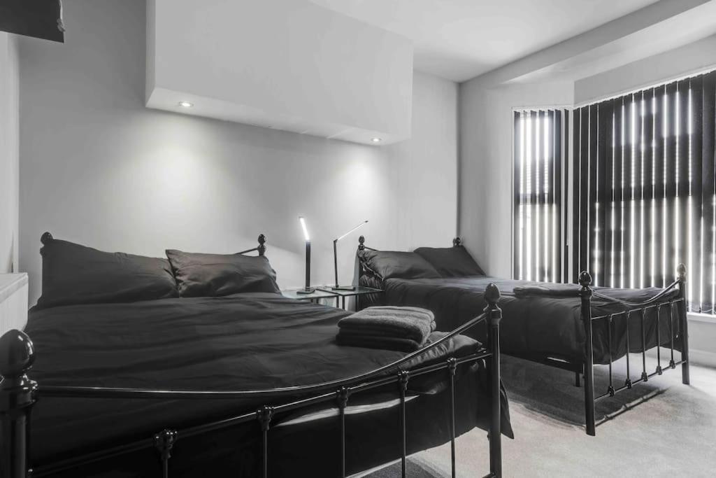 4 Bedroom Stylish Location Villa Liverpool